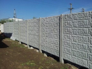 Gard din beton inaltime de  2,5 m